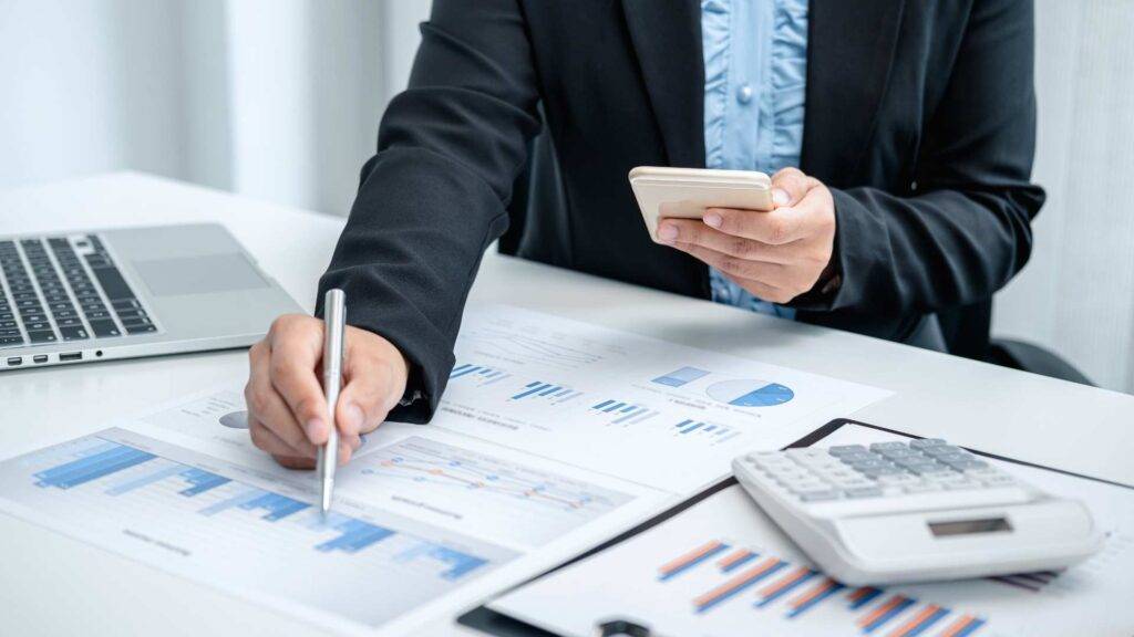 Gerente financiero analizando gestión de riesgos y seguros empresariales como inversión estratégica en Chile – Seguros Las Condes